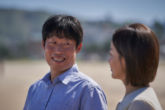 &#39;달짝지근해 7510&#39; 유해진과 김희선이 치오와 일영 역을 맡아 로맨스 연기 호흡을 펼치고 있다. [사진=㈜마인드마크]