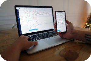 컴퓨터로 주식 챠트 보고 있는 이미지