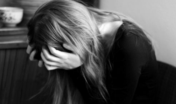 머리를-감싸는-손