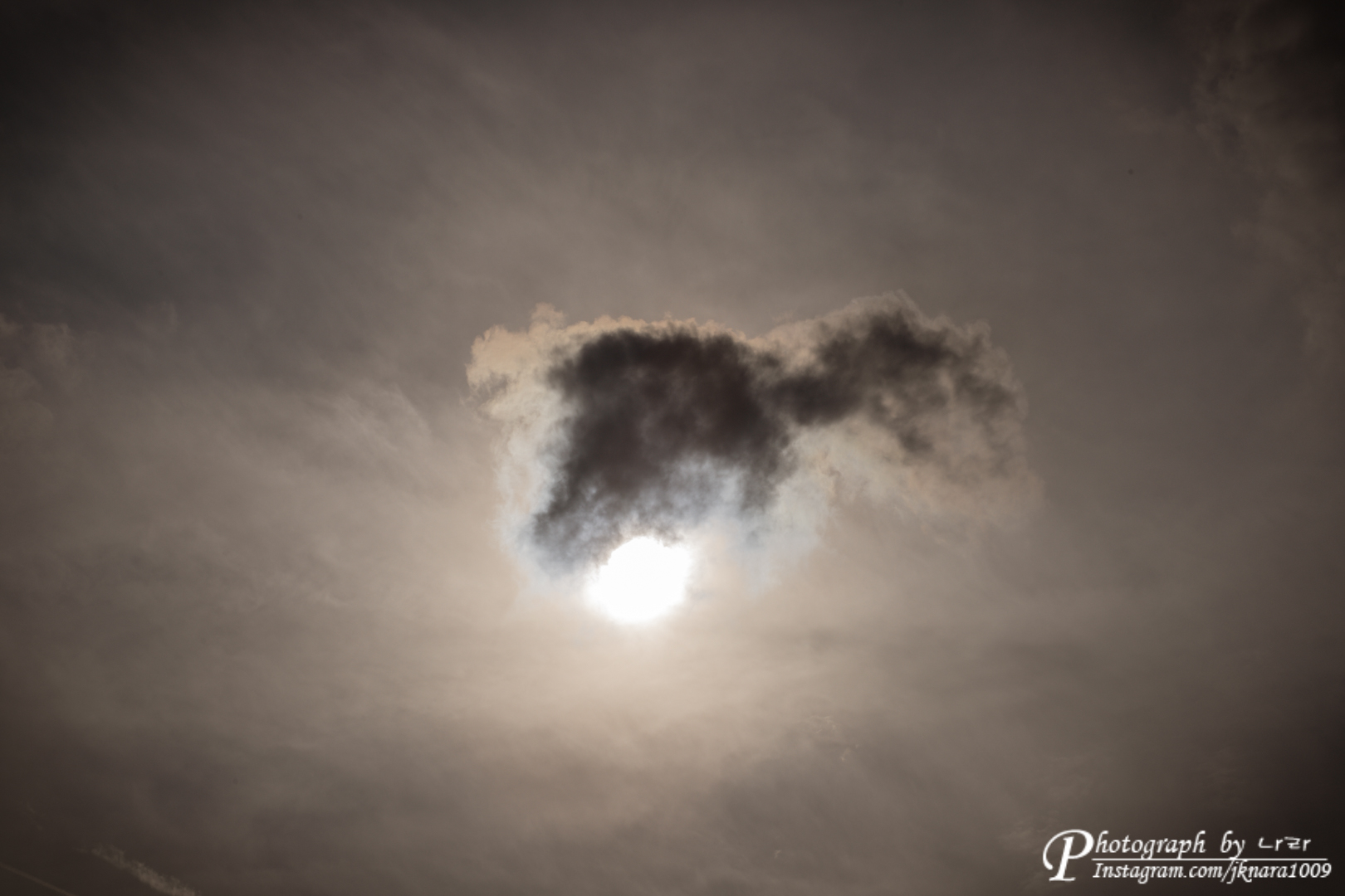 구름에 가려지는 해