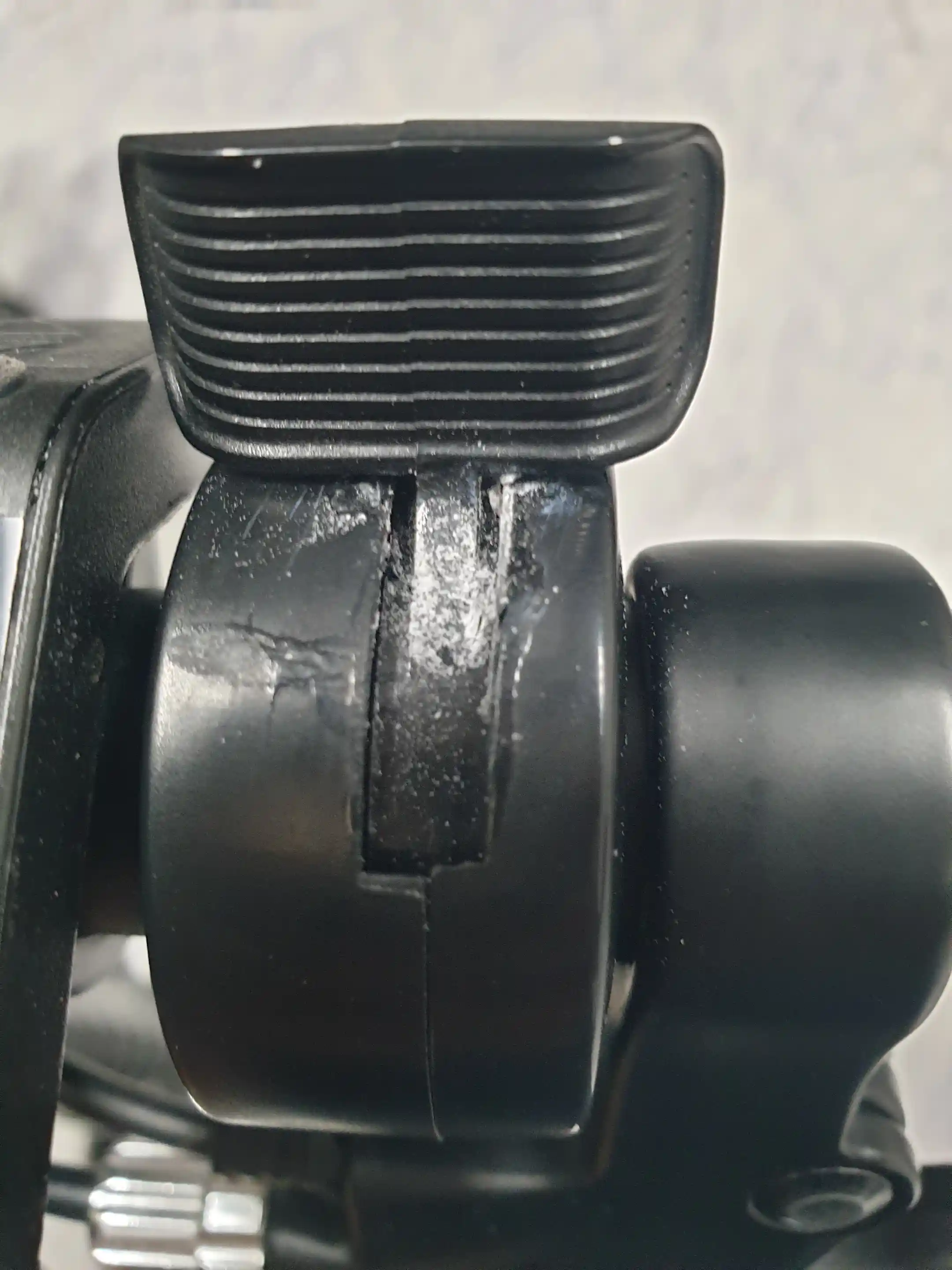 잔여 베이킹 소다 불어서 털어주기