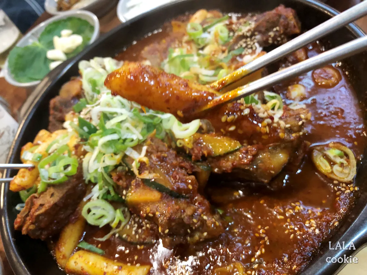 창원-마산합포구-댓거리-맛집-시현면옥-떡사리를-젓가락으로-집은-모습