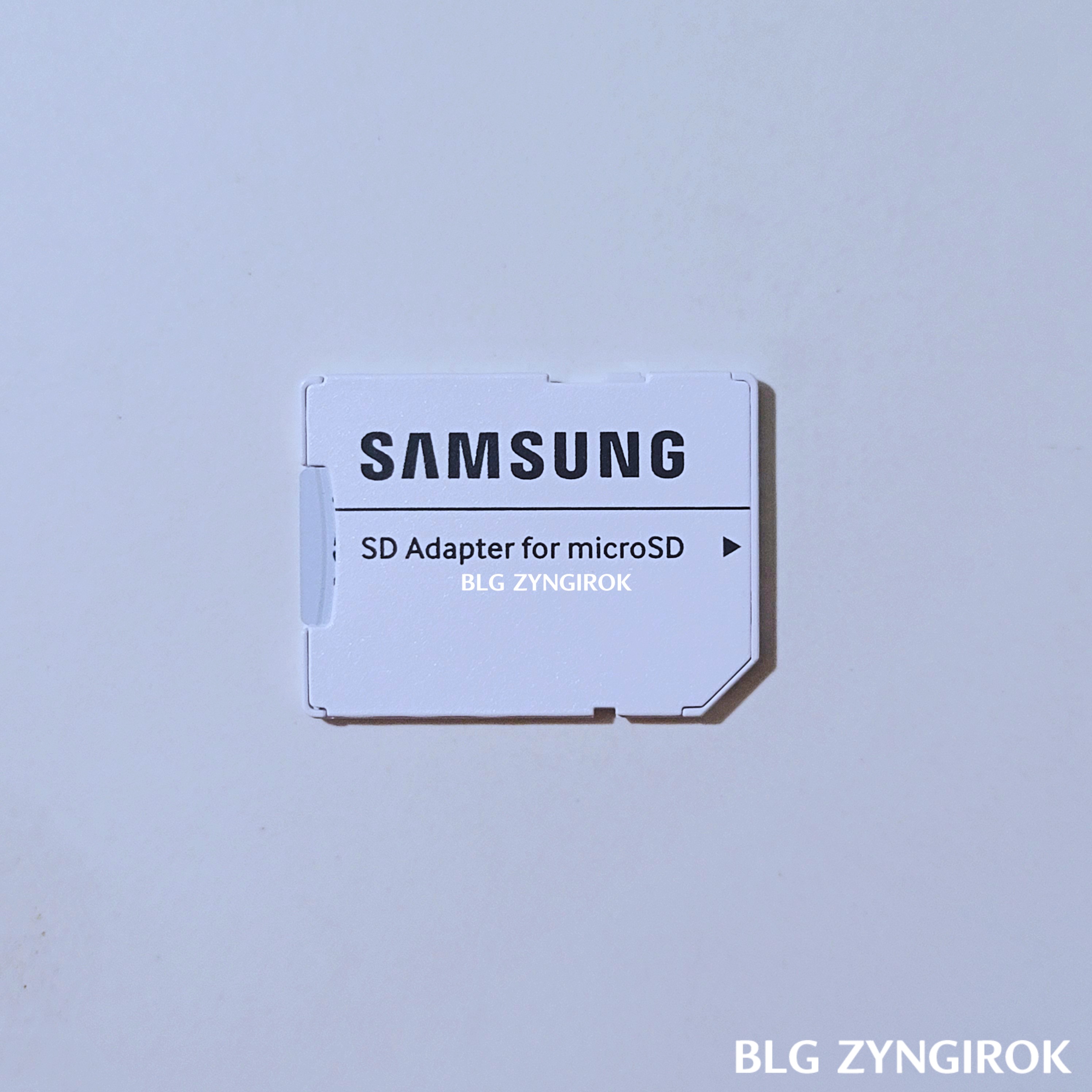 삼성 마이크로sd 카드가 SD카드 어댑터에 꽂아진 모습이다.