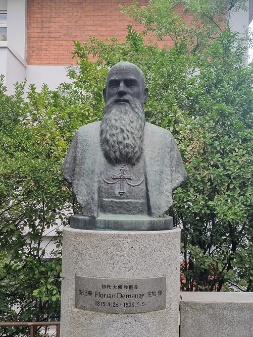 대구 성모당에 있는 안세화 플로리안 드망즈 주교 흉상 사진입니다.