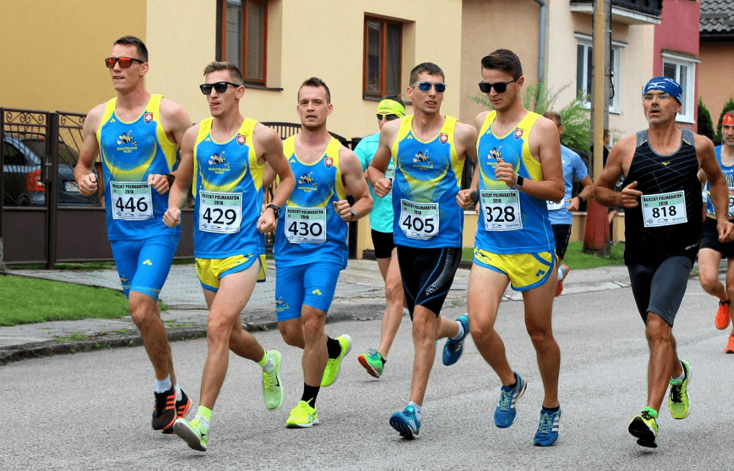 같은 유니폼을 입은 선수들이 달리는 모습