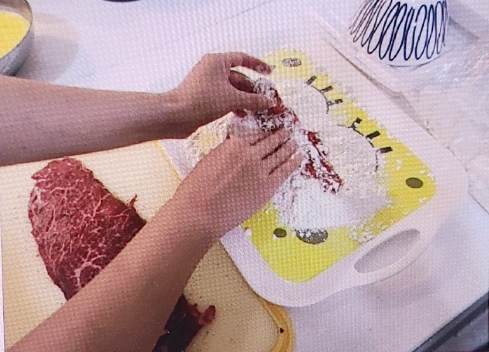 밑간한 고기에 부침가루 묻히기