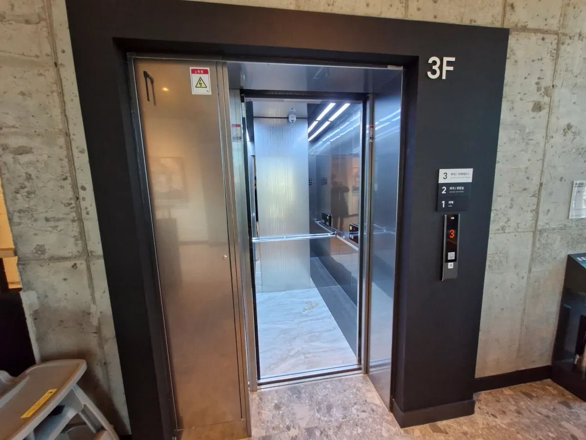 엘리베이터의-문이-열려있는-모습
