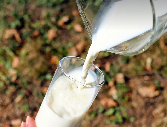 우유를 컵에 따르는 사진