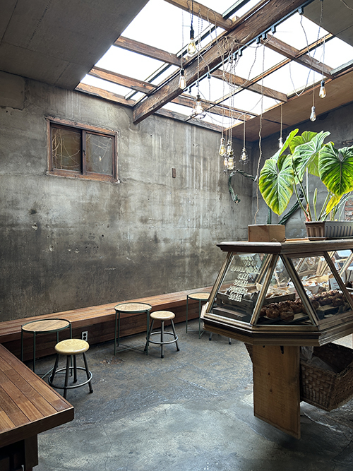 러스트-베이커리-카우터-옆-공간