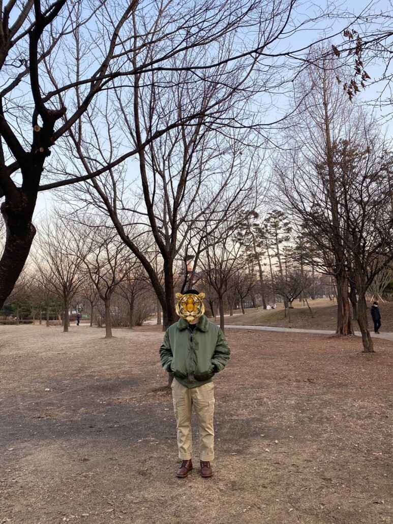 데일리 룩(오뭘입)_알파인더스트리 B-15 항공자켓 카키 무신사스탠다드 와이드 카고바지 베이지 레드윙 아이언레인 저 8111 엠버 하니스&#44; ootd