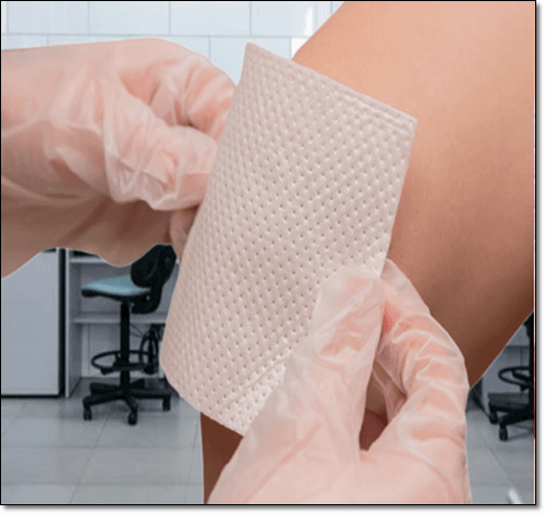 파스 붙이는 관절통 환자