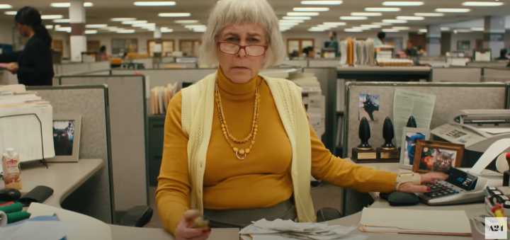 세무조사를하고있는노란옷을입은여성