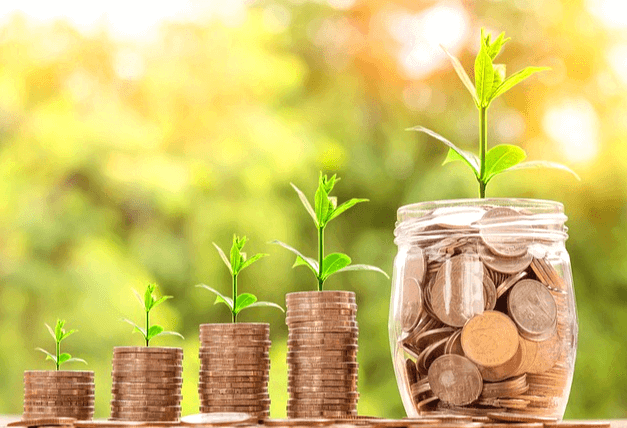 동전을 쌓은 게 계단 높이식으로 나란히 놓여있다. 오른똑엔 투명한 유리병에 동전들이 가득하다. 각 동전 위에는 초록색 식물이 자란다.