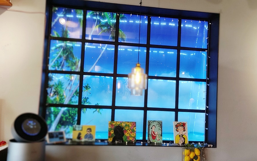 창문 모형에 뒤로 해변 사진을 두고 조명을 비춰놓음