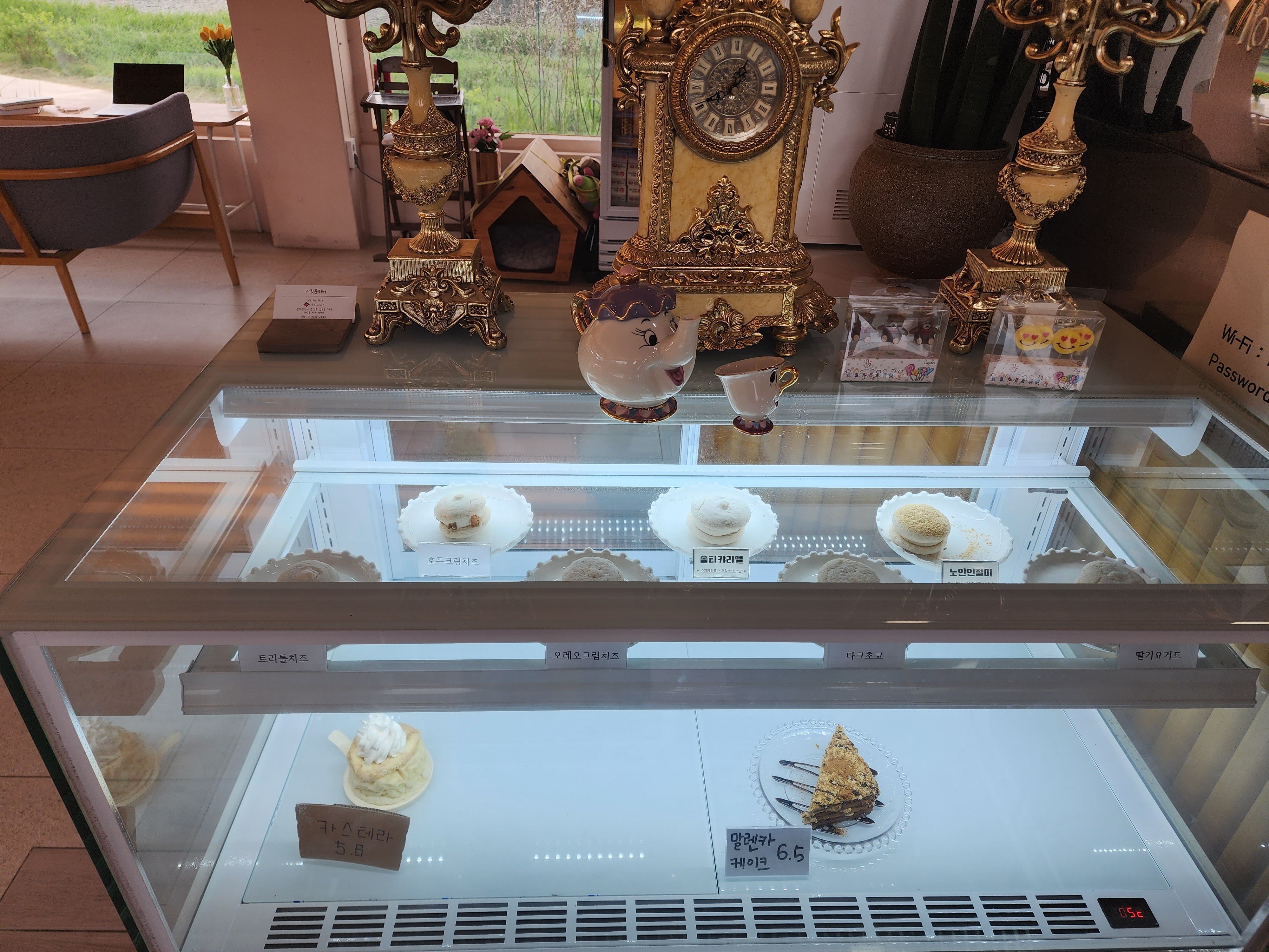 마카롱과 케이크 디저트