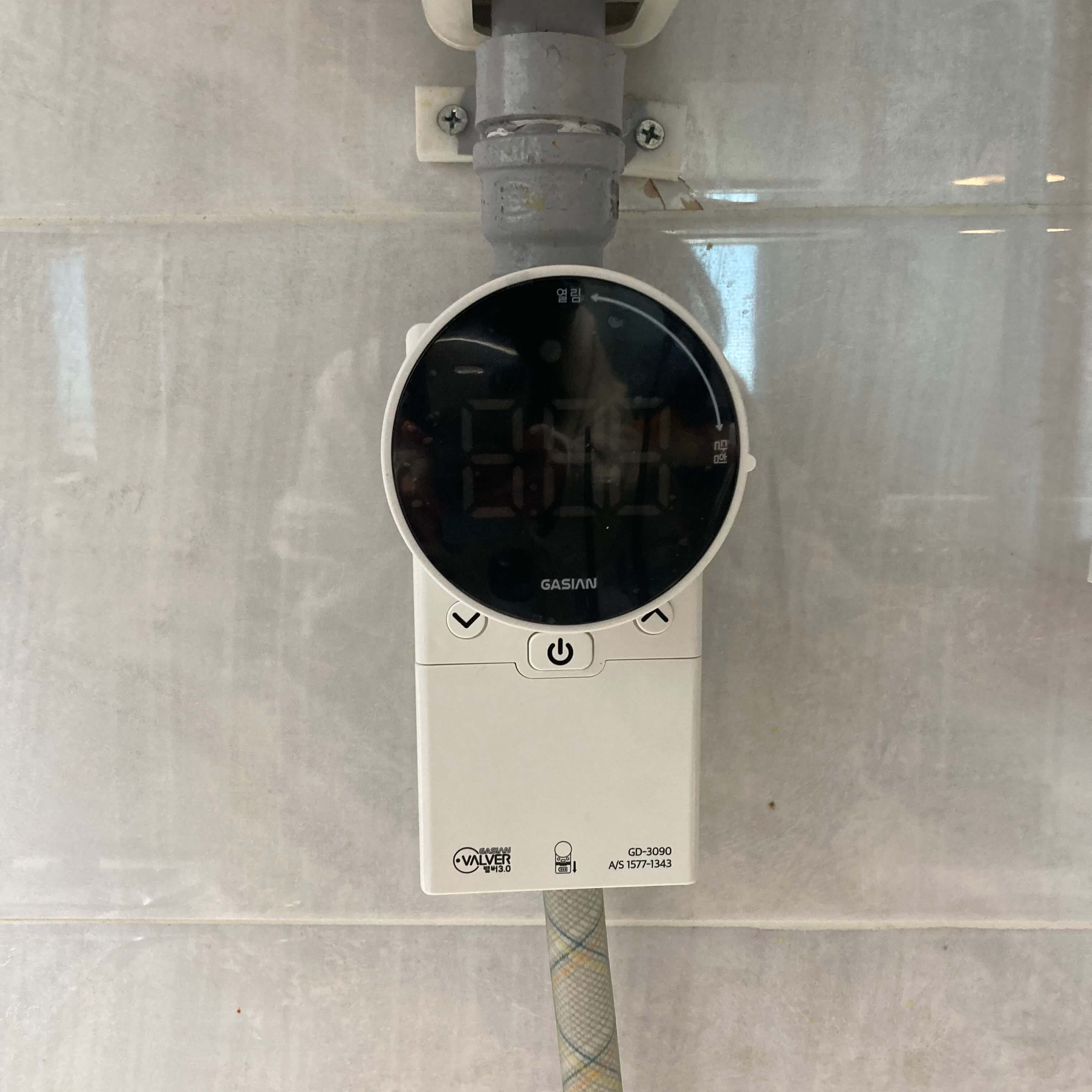 주방에 부착한 가시안 가스 밸브 차단기 정면 사진