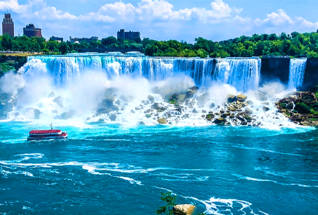 드넓은 폭포수가 세차게 내린다. 폭포수는 바로 바다에 떨어지고, 그 앞을 빨간 유람선이 지나간다.