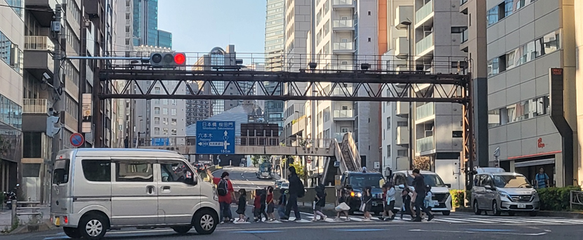 신호대기에서 유치원생들 횡단보도 건너기 봄