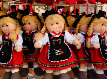 전통 인형 복원가 &ndash; 시간의 먼지를 털어내는 손길