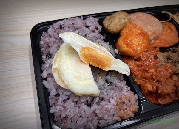 CU 편의점 백종원 제대로한판 백반한판 도시락 2023년 4월 반찬 구성(찰 흑미, 계란 후라이 반숙)