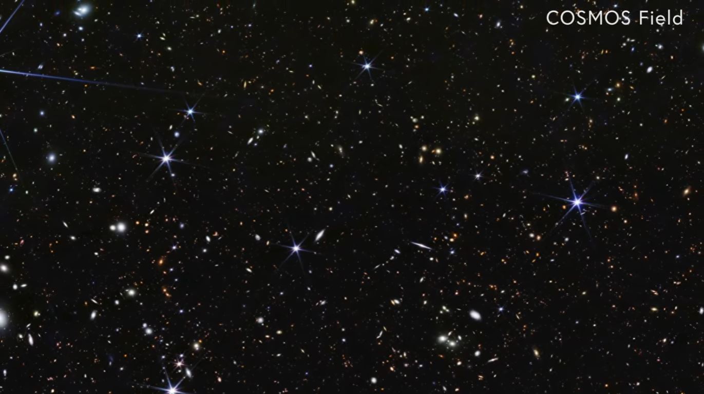 코스모스 필드(COSMOS Field)는 'Cosmic Evolution Survey'의 약자로, 우주의 역사와 은하의 진화를 연구하기 위해 전 세계 천문학자들이 공동으로 지정한 하늘의 특정 영역을 말합니다.