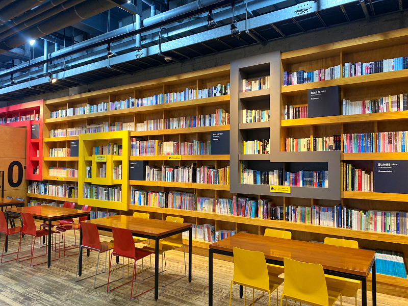 기증도서로 꽉찬 노란색 책장