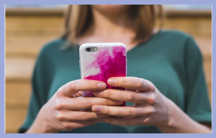 스마트폰을 들고 있는 여성의 모습, 문자 주의 경고를 상징