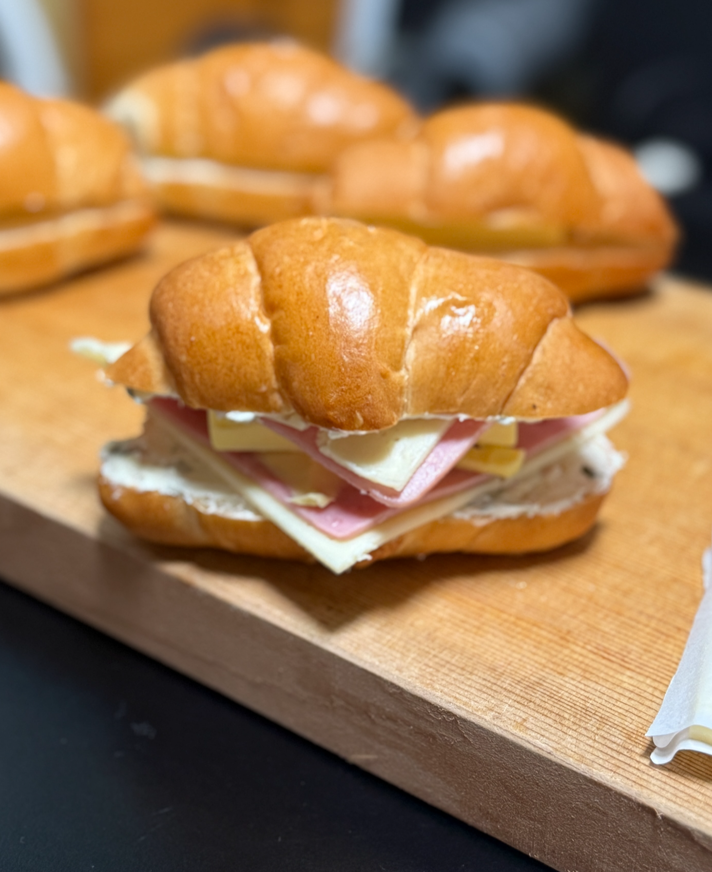 완성된 대파 크림 치즈 소금빵 샌드위치