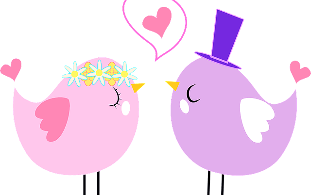 분홍색 여자 병아리와 보라색 남자 병아리가 눈을 감고 마주보며 사랑을 속삭이는 그림이다.