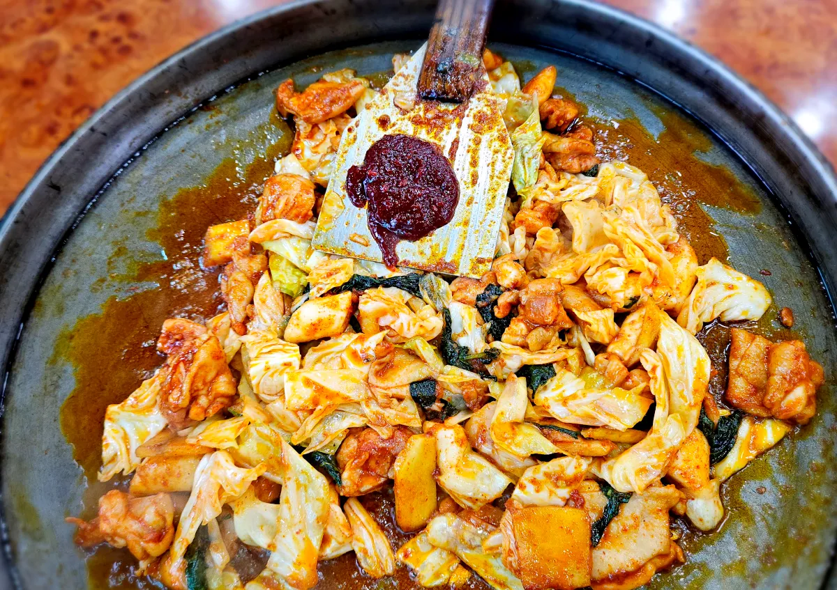 강원도-춘천시-학곡리닭갈비-볶는과정-양념장