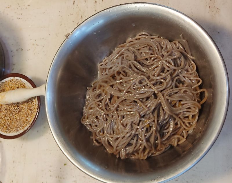 삶아진 면에 양념을 버무린사진