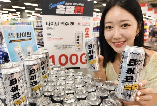 요노족을 겨냥한 홈플러스의 초저가 맥주 '타이탄 맥주' (출처 : 홈플러스)