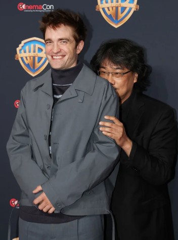 미키 17 영화 주연배우 로버트 패틴슨와 감독 봉준호 사진