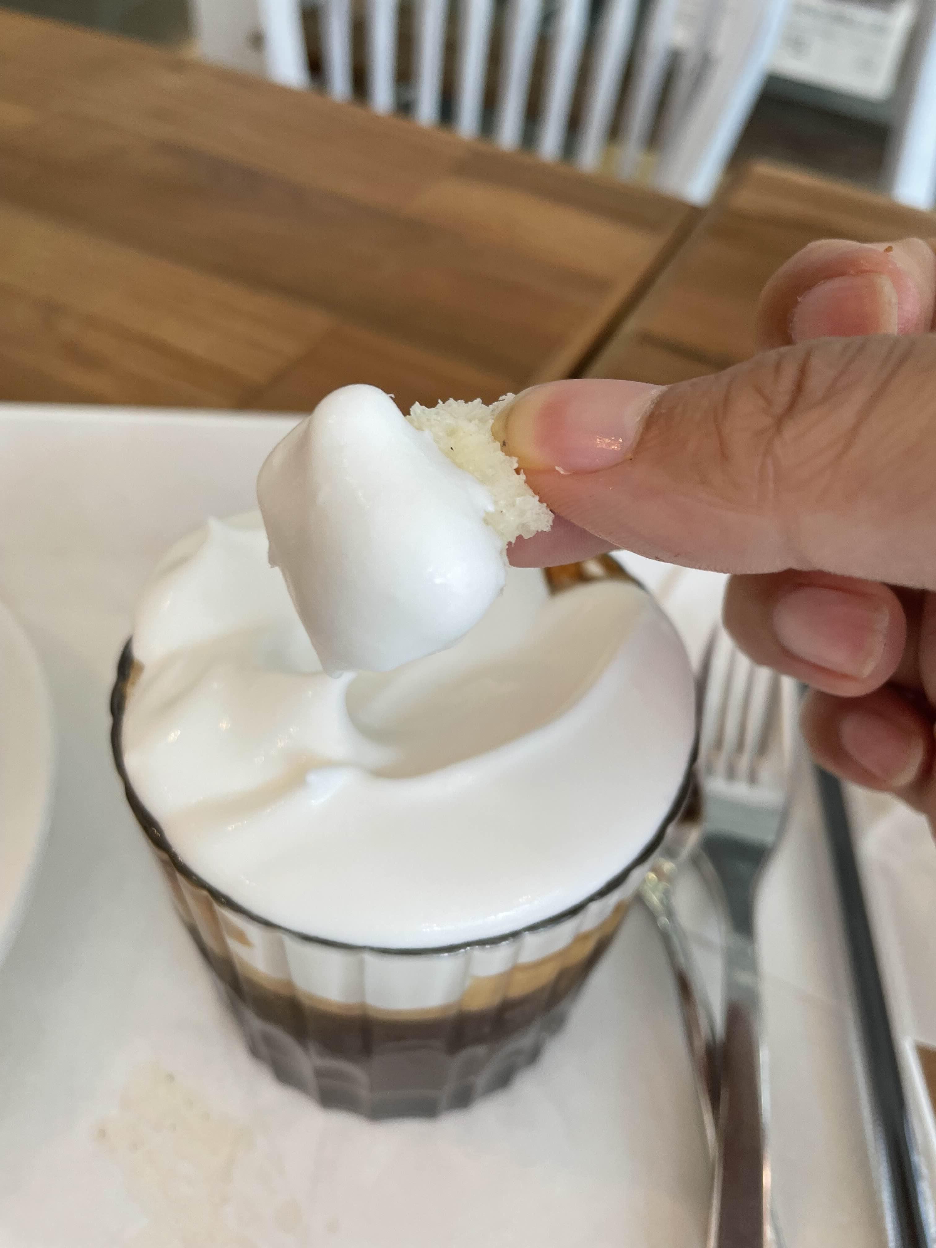 베통 바이 멜로워 아인슈페너 크림에 찍어 먹는 소금빵