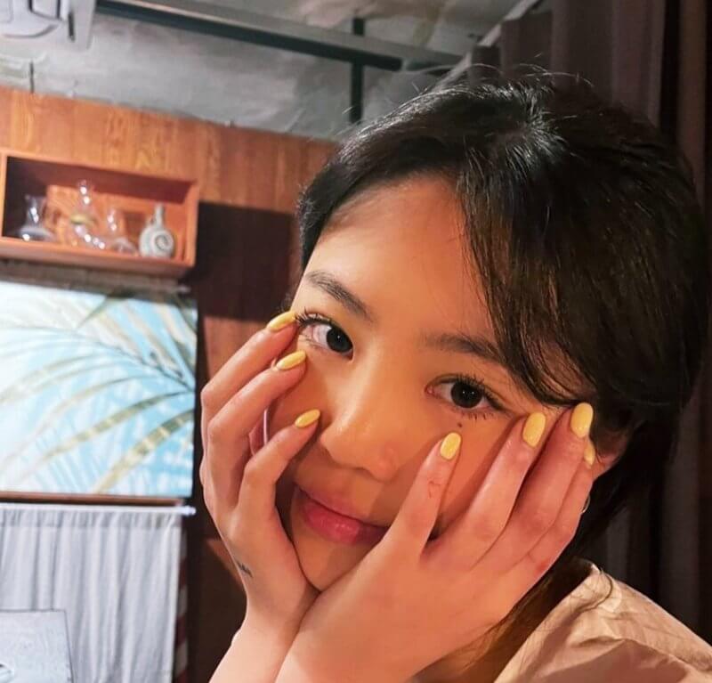 얼굴-꽃받임을-하고있는-수진