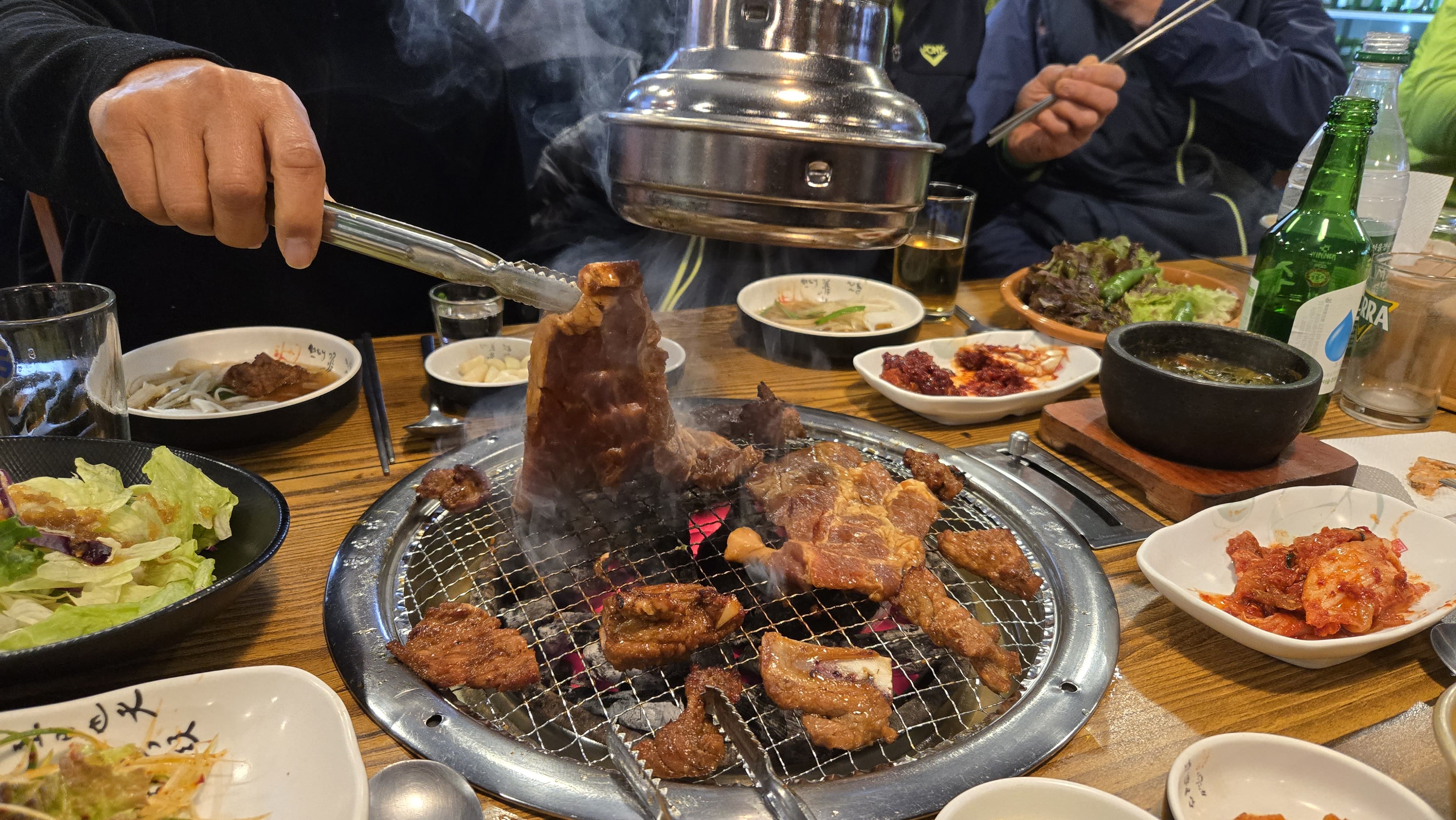 점심시간에는 식사 메뉴 위주로&amp;#44; 저녁 시간대에는 고기와 전골