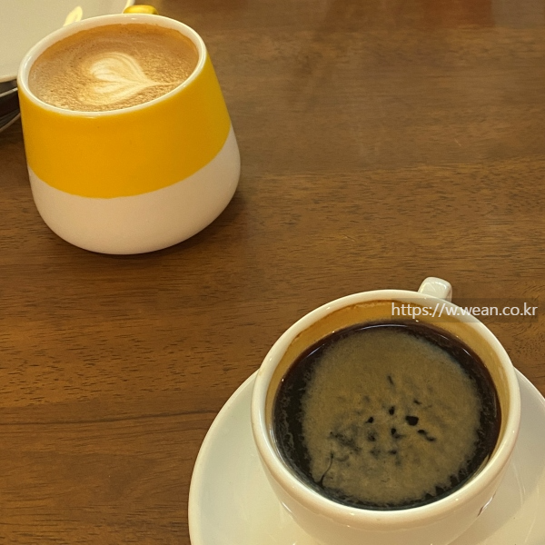 테이블에 커피가 놓여 있어요.