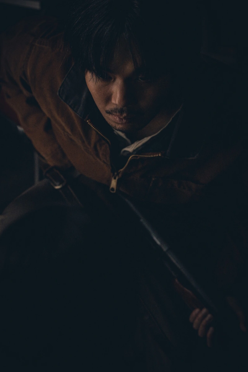 총을 들고 있는 드라마 선산의 주요 장면