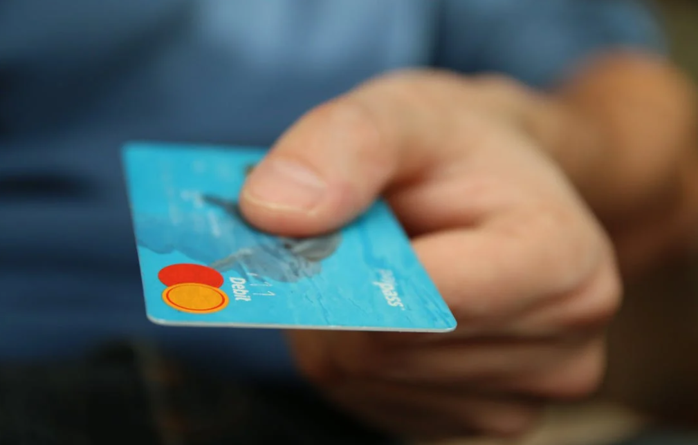 신용카드를 내미는 모습