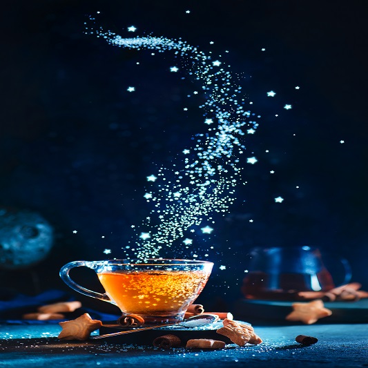 컵 안의 차에서 우러나는 수증기를 은하수 형태로 표현한 그림