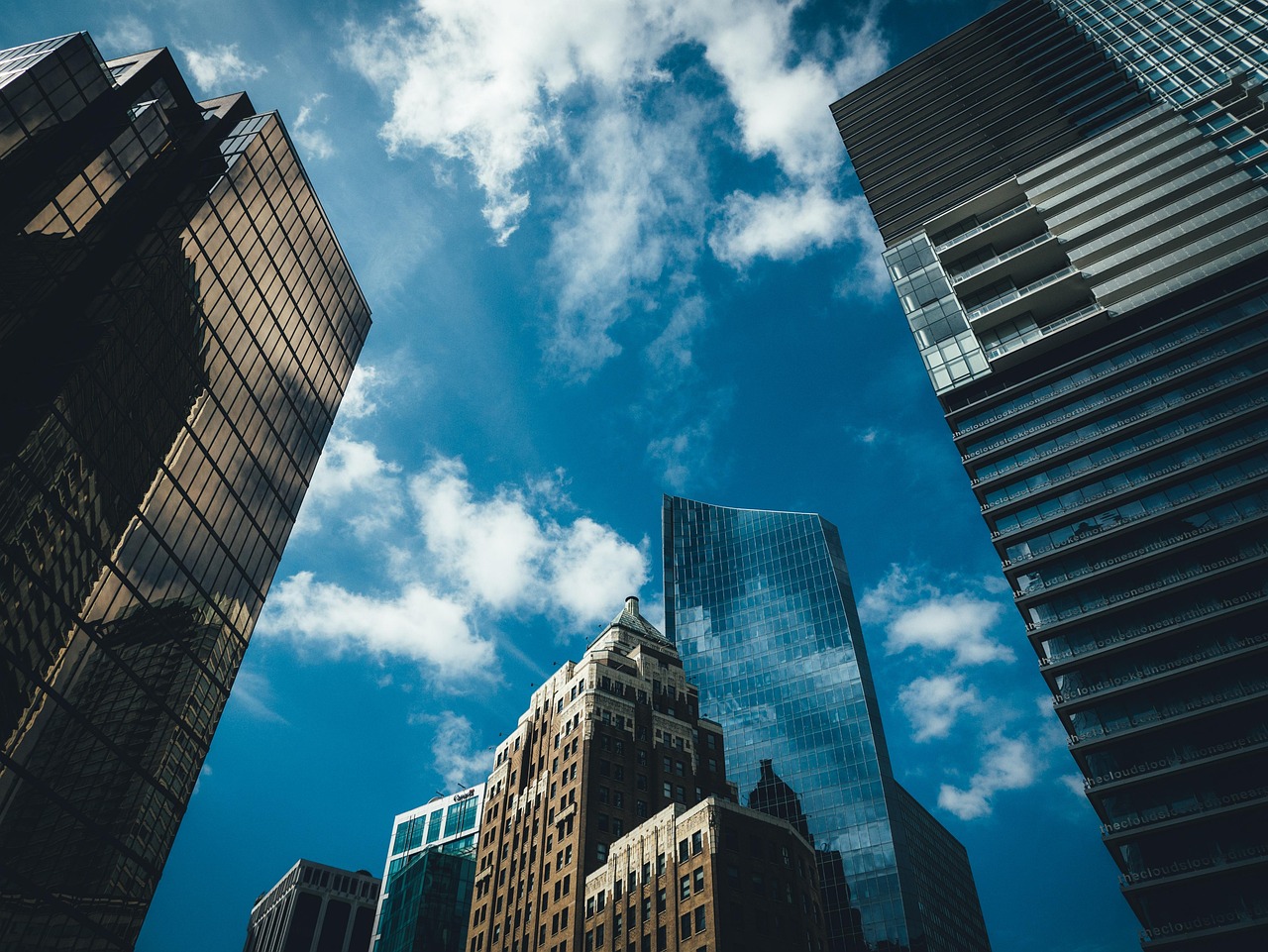 건강친화형주택은 거주자의 건강과 안녕을 최우선으로 고려하여 설계되고 시공된 주택으로, 인체에 유해한 환경 요소를 최소화하고 쾌적함을 극대화한 집을 의미합니다.