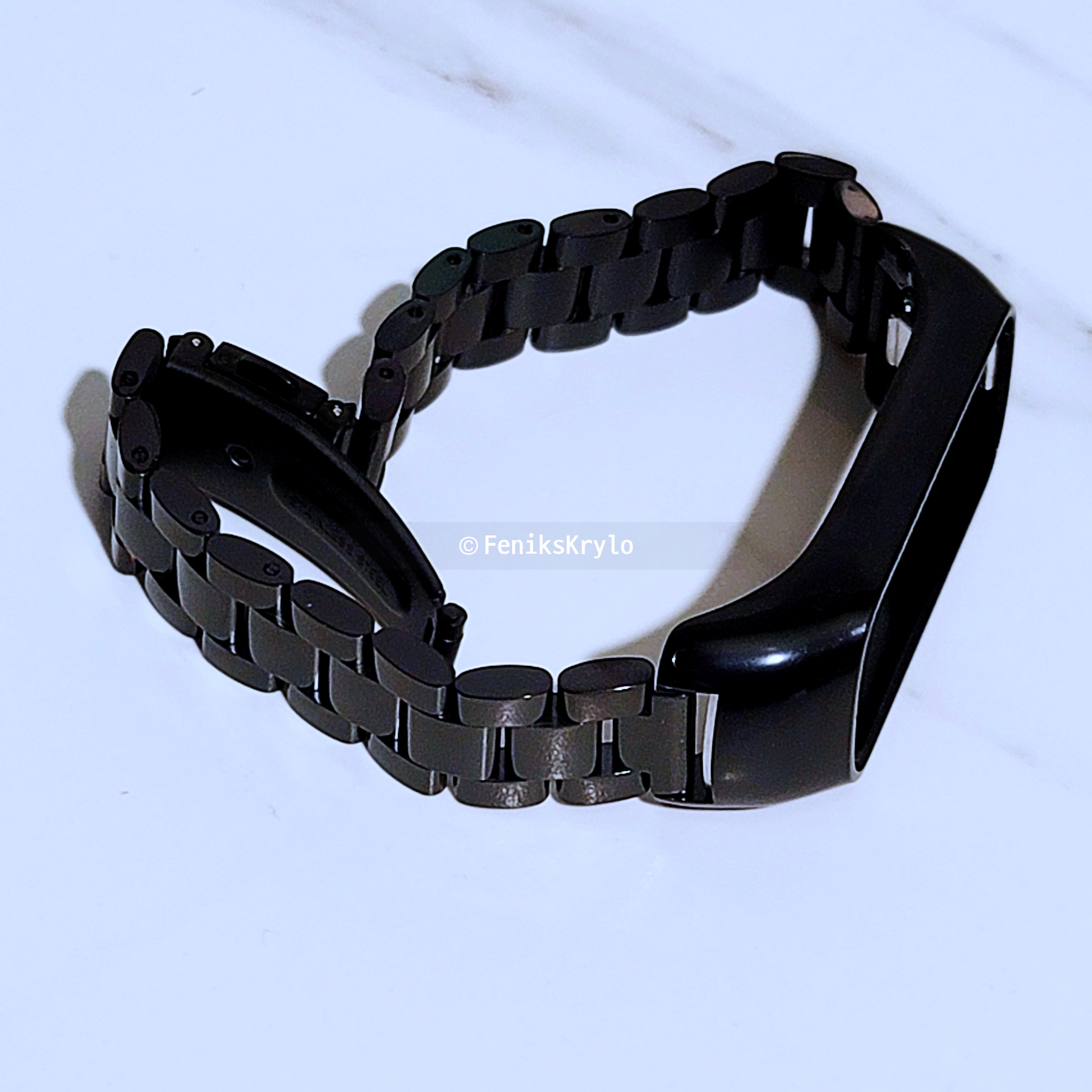 포장을-뜯은-갤럭시-핏2-블랙-메탈-체인-모습이다.