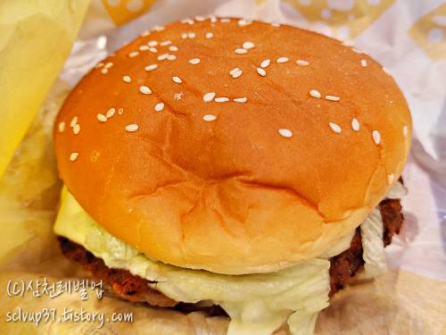 롯데리아 치즈no.5 햄버거 윗쪽 빵