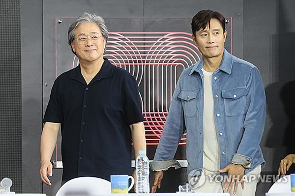 박찬욱감독과 이병헌의 런던행 관련사진