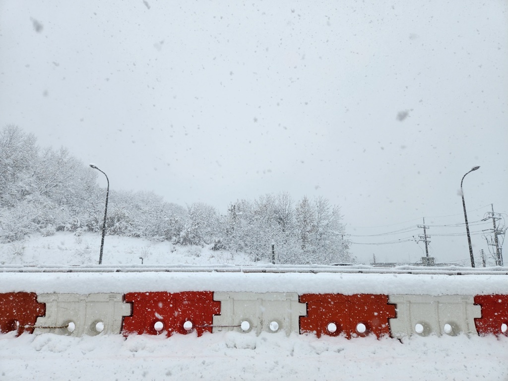 폭설-퇴근길-방지턱-산