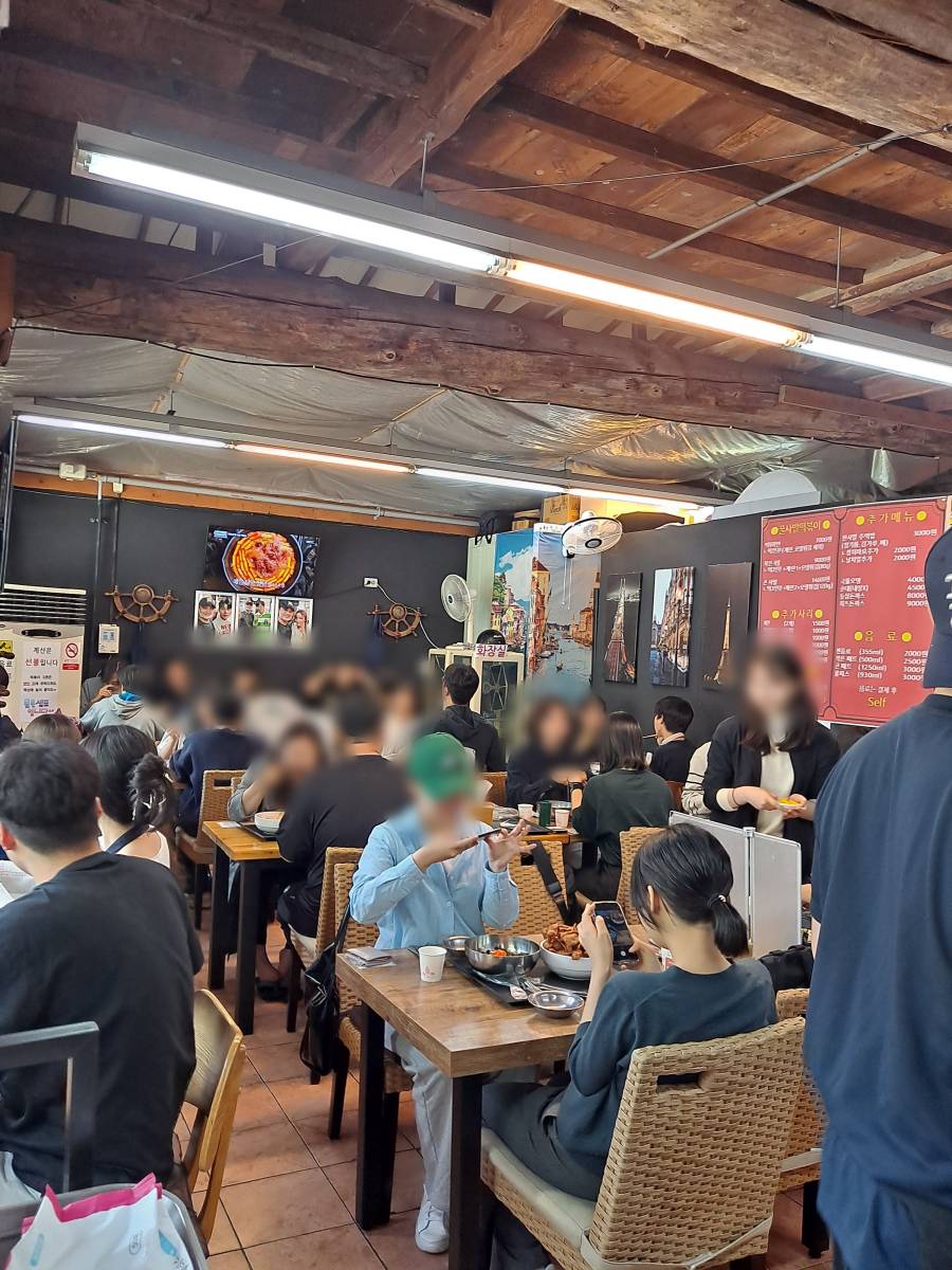 사발떡볶이 매장 손님들