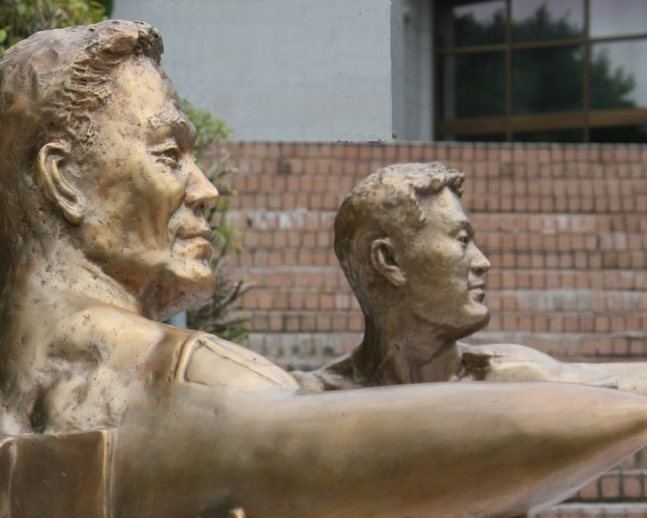 충북 청주시 공군사관학교 ‘기인동체’(機人同體) 흉상. 왼쪽이 아버지 박명렬, 오른쪽이 아들 박인철 소령