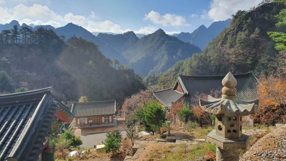 인제 오세암 : 아늑한 맛으로는 설악산 내 사찰들 중에서 제일 5살 된 아이가 폭설 속에서 부처의 도움으로 살아남았다는 전설