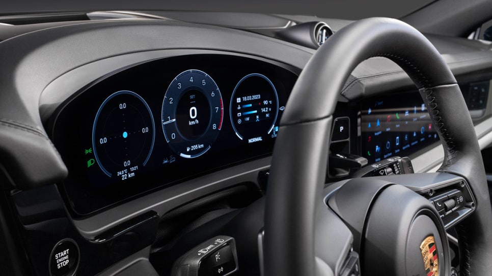 2024년형 포르쉐 카이엔 1열 실내 계기판 사진