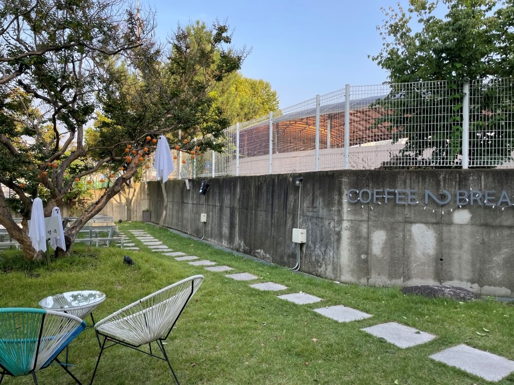 카페-어반리-본점-매장-야외-전경